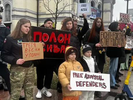 MONATIK з дружиною та синами вийшов на мітинг у Києві на підтримку полонених військових 
