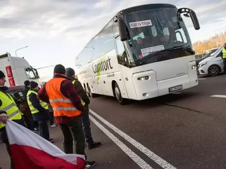 Поляки до 20:00 взагалі не пропускатимуть автомобілі та автобуси через ПП у Шегинях