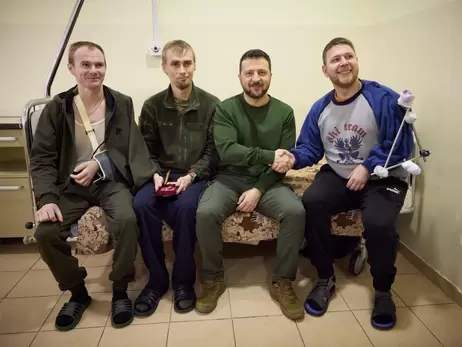 Зеленский приехал в Сумскую область и проведал раненых военных 