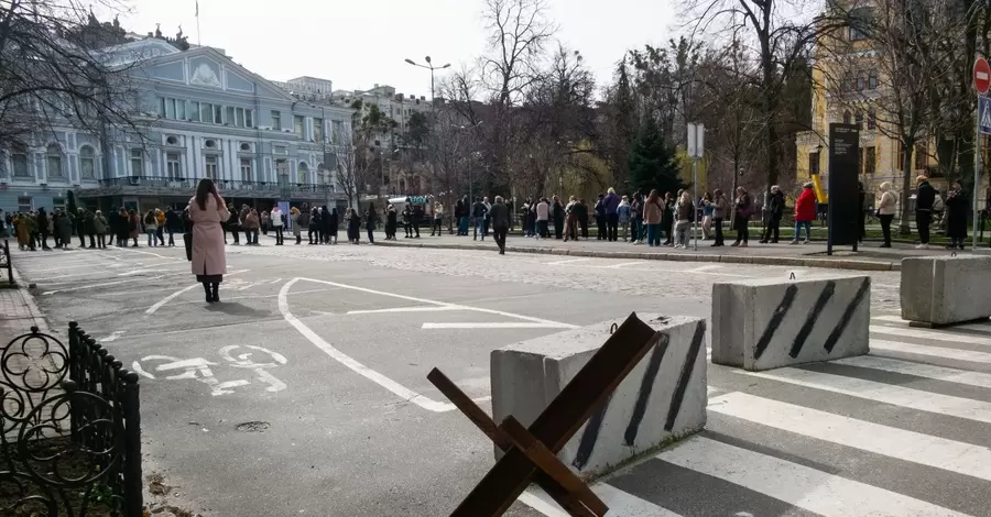 Киевляне стоят в очереди по три часа, чтобы купить билеты на спектакль 