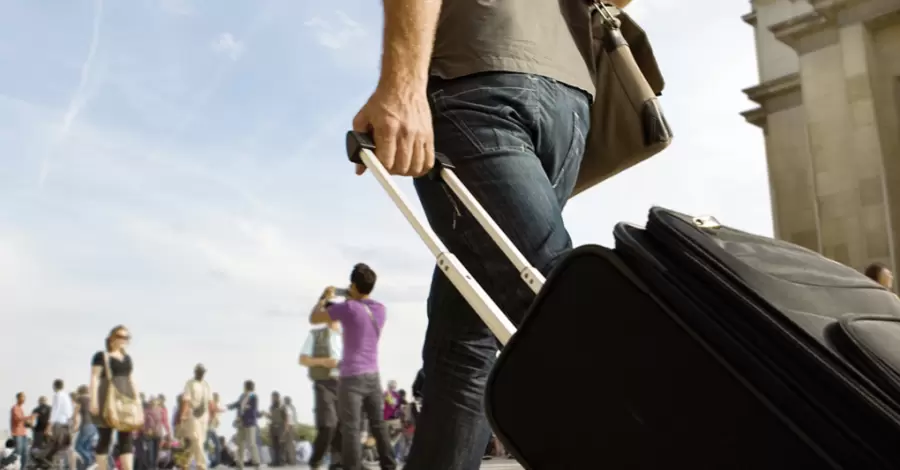 Студентам-мужчинам 18-22 лет разрешат временно выезжать за границу