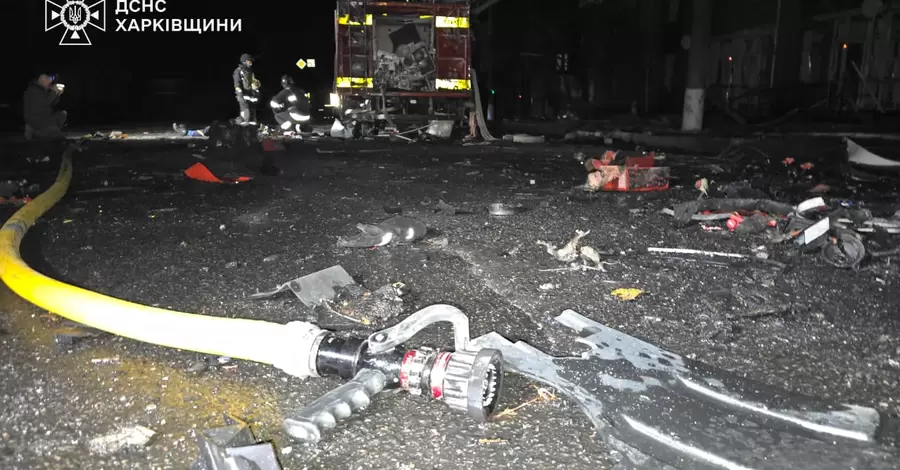 МВД показало тягостное видео, как харьковский пожарный плачет над телом отца-спасателя