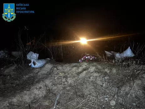У Києві працівник ритуальної служби викидав урни з прахом на смітник