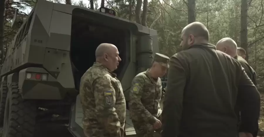 Сирському та Умєрову показали нову українську бронемашину