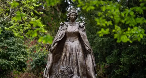 У Великій Британії відкрили перший пам'ятник покійній королеві Єлизаветі II 