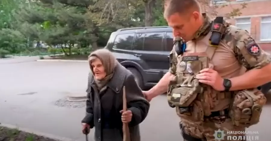 98-летняя женщина прошла 10 километров, чтобы выйти из оккупированной части Очеретино