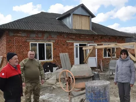 На Тернопільщині односельці добудували будинок бійцю, який втратив на фронті ноги