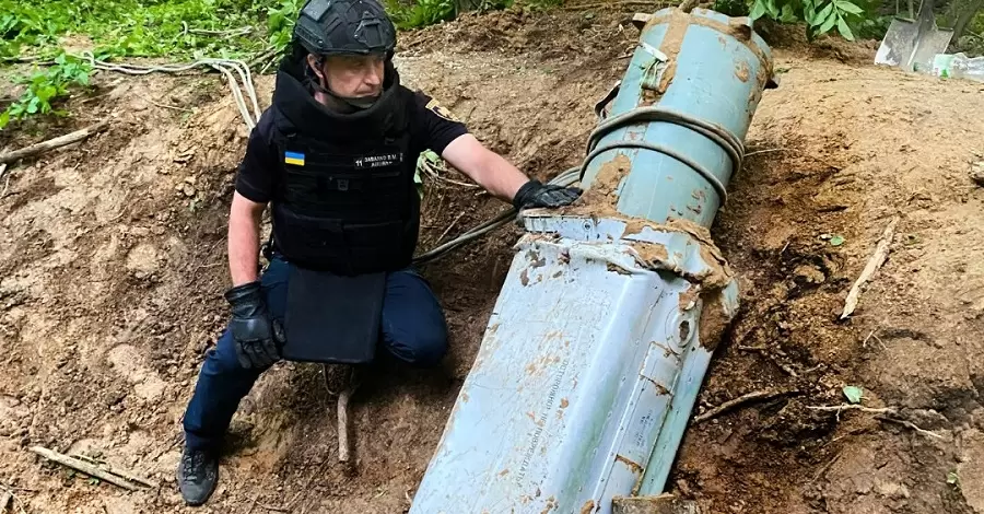 В Киеве в лесу мужчина обнаружил часть российской ракеты Х-69
