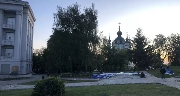 В Киеве ночью демонтировали «храм-киоск» возле Десятинной церкви