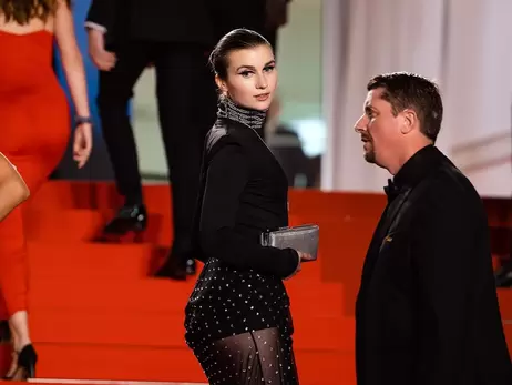 Jerry Heil на красной дорожке Каннского кинофестиваля появилась в наряде в стиле Одри Хепберн