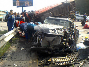 «Мерседес» разбил три машины и убил человека ФОТО