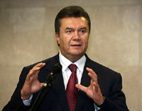 Янукович приглашает журналистов к себе и богу 