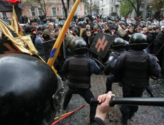 В Киеве 100 человек подрались с милицией из-за УПА ФОТО