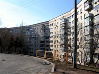 Харьковская пенсионерка выпала с 8-го этажа, но не долетела до земли 