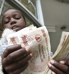 Зимбабвийцам выгоднее вытираться деньгами, чем туалетной бумагой 