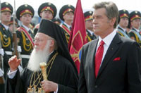 Ющенко подарил Варфоломею монету со своим портретом 