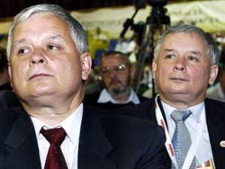 Суд постановил называть братьев-политиков Качиньских утками 