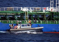 Сомалийские пираты захватили танкер с нефтью 