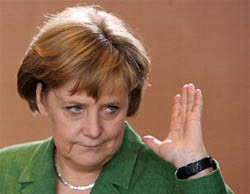 Берлускони напугал Меркель, внезапно выскочив из-за столба 