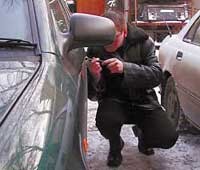 Трое преступников снимали колеса с иномарок в Киеве 