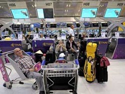 Российские туристы оказались заперты в забхваченном аэропорту Бангкока 