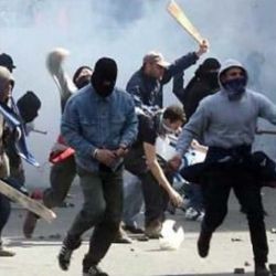 В Греции сотни парней громят полицейские участки 