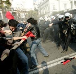 Греческие анархисты сожгли 16 банков и 20 магазинов 