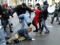 Во Львове на улице избили сотрудника СБУ 