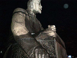 В Киеве осквернен памятник Петровскому 