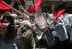 Греческие анархисты ворвались в прямой эфир местного телеканала 