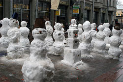Снеговики митингуют против Санты 