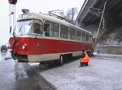 На Набережной трамвай «спрыгнул» с рельсов 