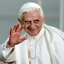 Папа Римский пытается «защитить человечество» от геев 