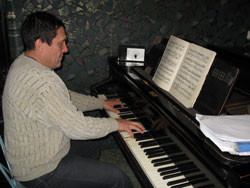 Полтавчанин хранит рояли, на которых играли Крупская и Короленко 