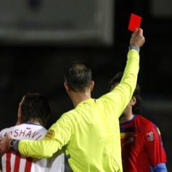 Футбольный арбитр выдал 19 красных карточек  менее чем за час 