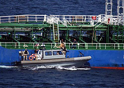 Пираты атаковали танкер и похитили гражданина Румынии  