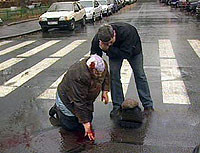 Водитель в Киеве сбил девушку, а по дороге в медпункт вытолкал ее из машины 