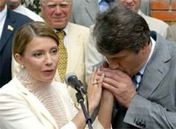 Когда президент Ющенко употребляет слово «жопа» в разговоре с премьером Тимошенко, он при этом извиняется 