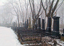 Живые бабушки Черновецкого теперь могут снова попадать на кладбище бесплатно 