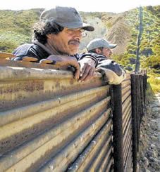 Мексиканцы заблокировали границу США 