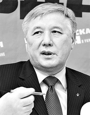 Министр обороны Юрий ЕХАНУРОВ: «Каждая страна сейчас защищается в одиночку» 
