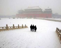 Пекин замело искусственным снегопадом 