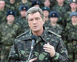 Регионалы уверены, что Ющенко ненавидит 23 февраля 