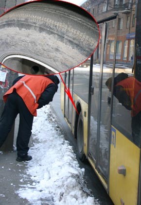 Киевские троллейбусы ездят на лысой резине и без страховки 