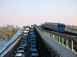 Въезд на мост Метро в Киеве перекрыт 