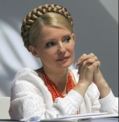 Тимошенко призвала украинцев забыть про эмоции и массово нести свои деньги в банки 