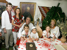 На 55-летие Ющенко дарили книги, цветы и фотографии 