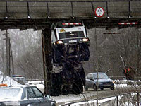 Грузовик обрушил мост под Киевом 