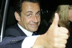 Саркози устал от караоке и начал собирать марки 