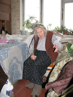 Бабушку с Оболони из-за квартиры продолжают донимать звонками сотрудники мэрии 